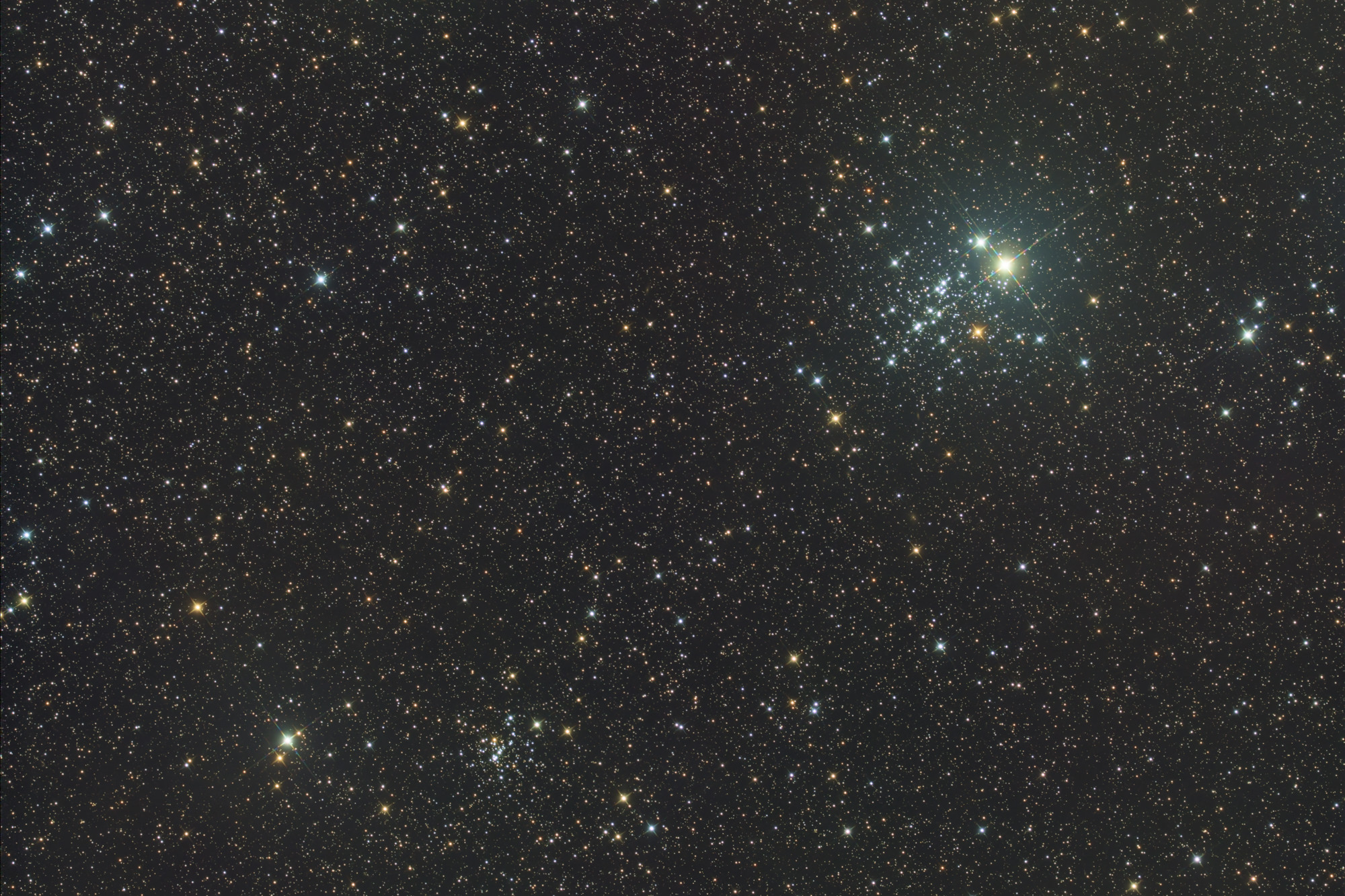 Der Eulen Sternhaufen NGC 457 ist der hellste offene Sternhaufen in Cassiopeia und eines der schönsten Objekte seiner Art am Nordhimmel. Links unterhalb im Bild der offene Sternhaufen NGC 436.